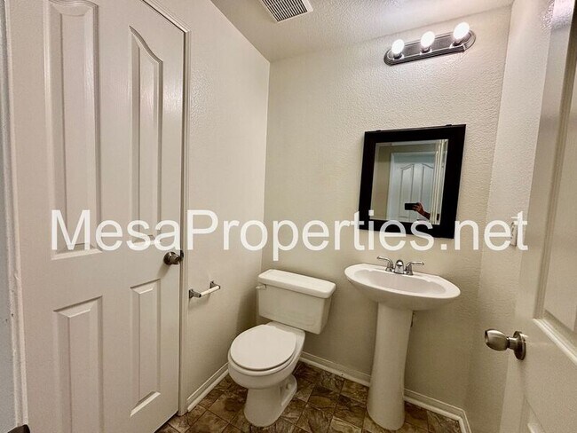 Building Photo - 13535 Silversand St