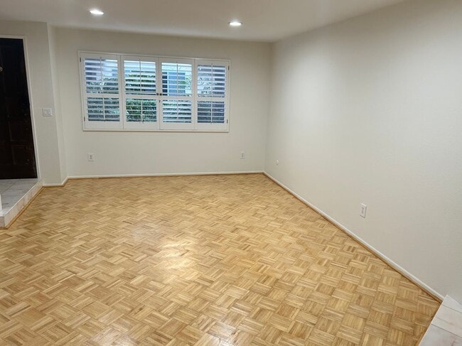 Building Photo - 13112 Moorpark St