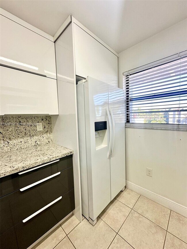 Building Photo - 10315 NW 9th St Cir