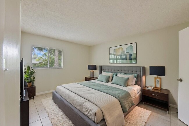 Building Photo - The Lakeside at 2315