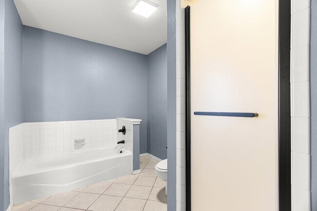 Building Photo - 3701 Oakmont Dr