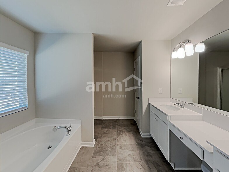 Building Photo - 214 Omega Ct