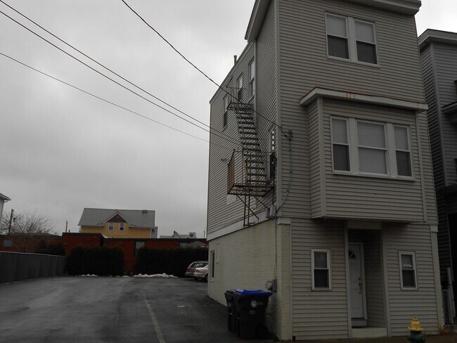 Building Photo - 98 Knight St