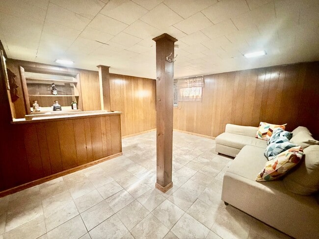 Building Photo - 51 Iroquois Rd