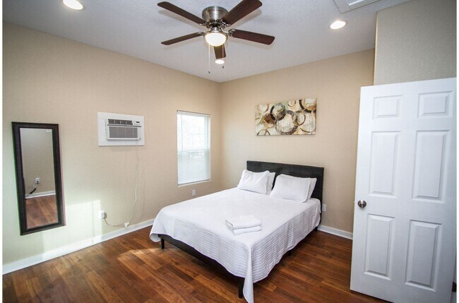 Building Photo - Renovated 1BR/1BA Downtown Home