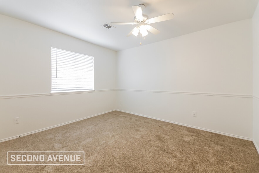 Building Photo - 925 Warbler Ln