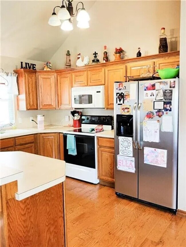 Building Photo - Spacious Home - Storm Shelter - Edmond Sch...
