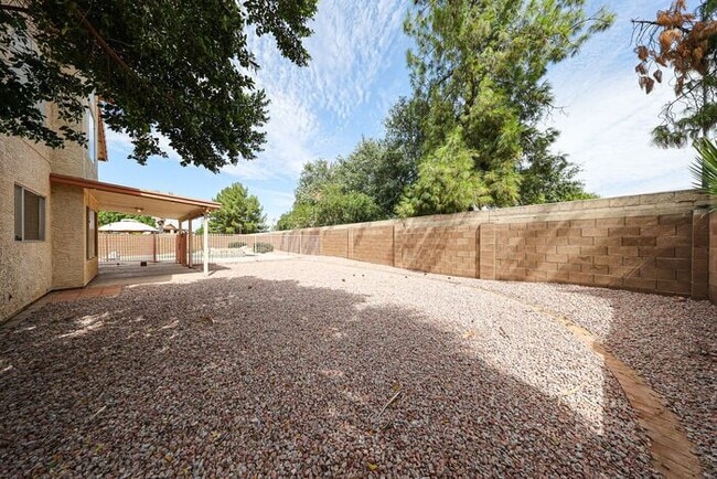 Building Photo - MOVE IN SPECIALS!! 5BD 3BA with Pool in We...