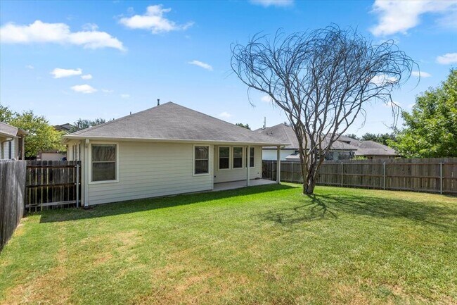 Building Photo - 2041 Livonia Dr