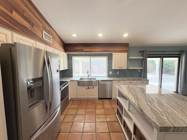 Building Photo - 1013 W Keating Ave