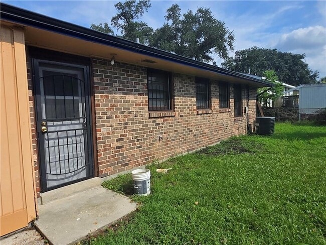 Building Photo - 2411 Lauradale Dr