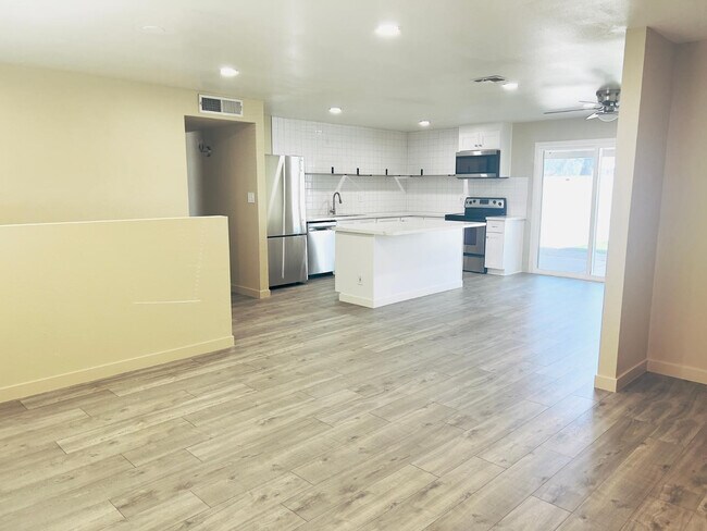 Building Photo - 4016 E Eugie Ave