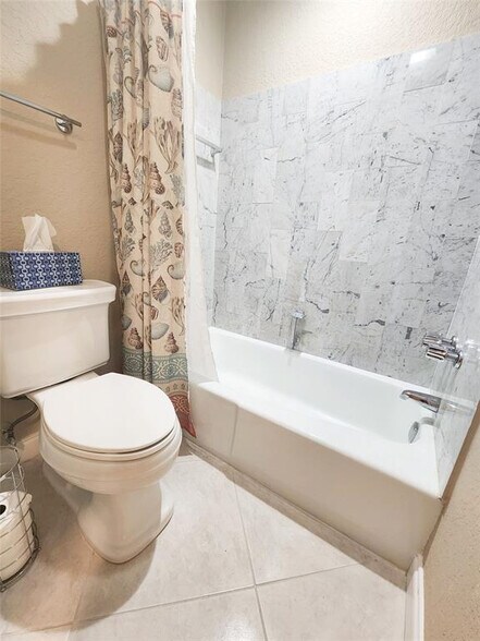 Building Photo - 6281 Bay Club Dr