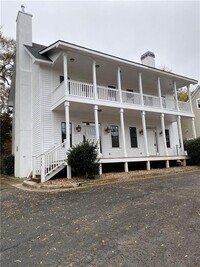Building Photo - 654 Elm St