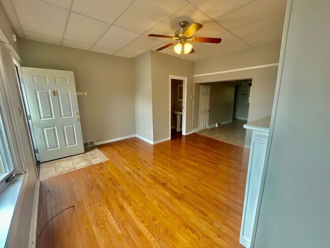 Building Photo - 3 Bed 1.5 Bath- Southside Pittsburgh PA