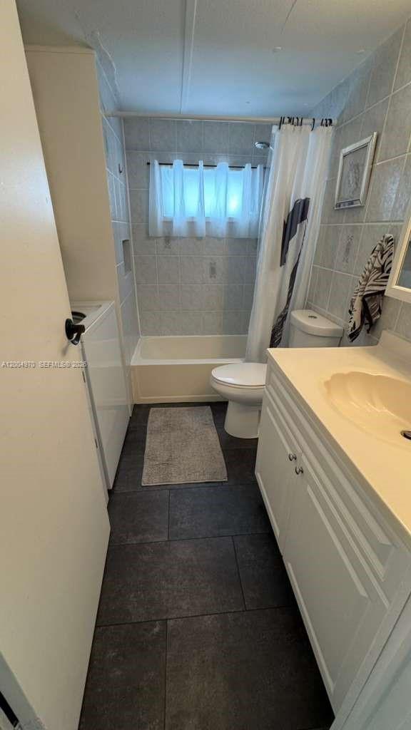 Building Photo - 219 W Lake Dr