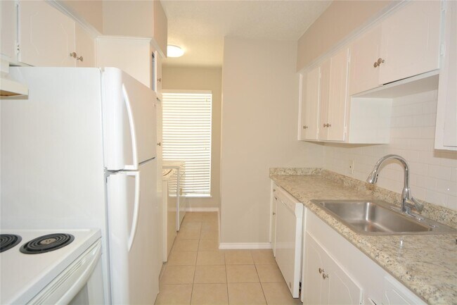 Building Photo - 2121 Fountain View Dr