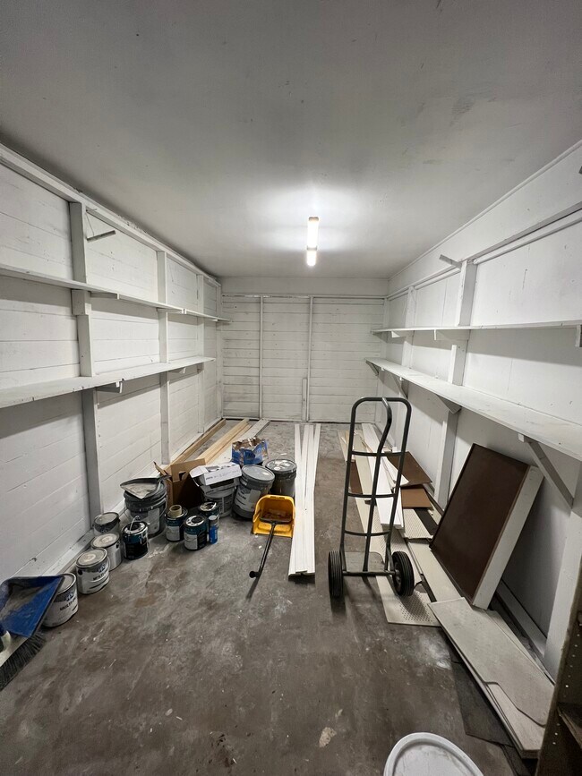 Storage room/workshop - 6015 Heffernan St