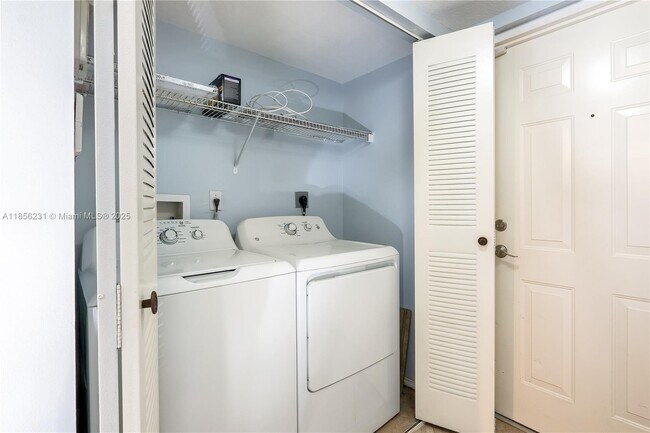 Building Photo - 1308 Villa Cir