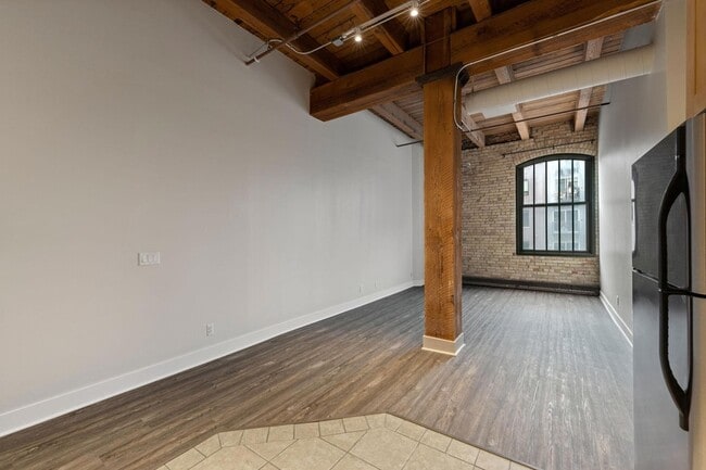 Building Photo - 400 N 1st St