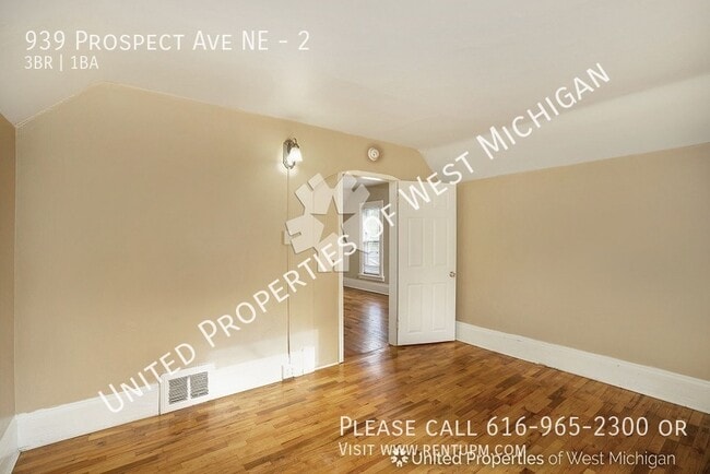 Building Photo - Available Now | 3 Bedroom, 1 Bath Upper Le...