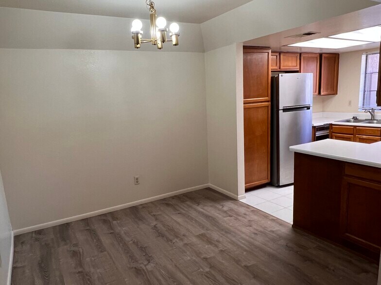 Building Photo - 700 E Mesquite Cir