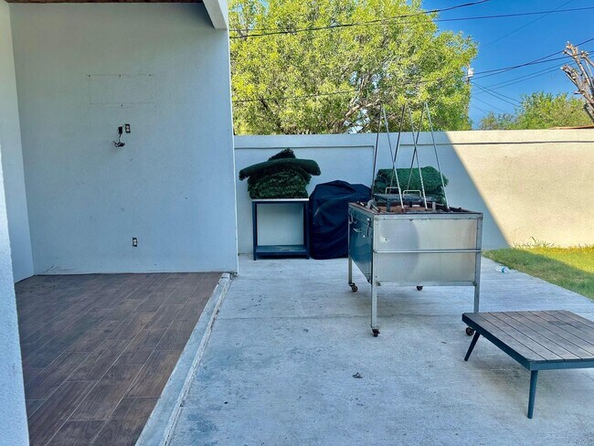 Building Photo - 4705 San Francisco Ave