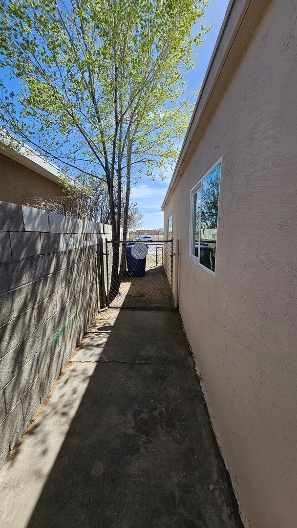 Building Photo - 2 Bed WITH OFFICE 1 Bath AND WASHER/DRYER HOOK UP!