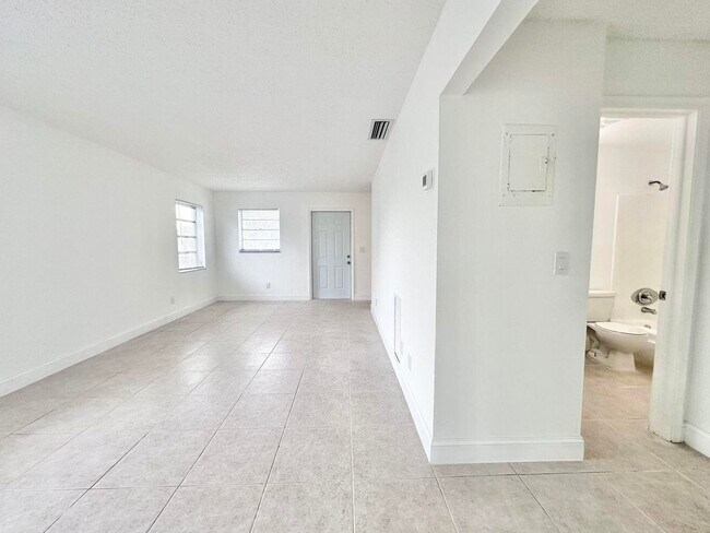 Building Photo - 906 Foresteria Dr