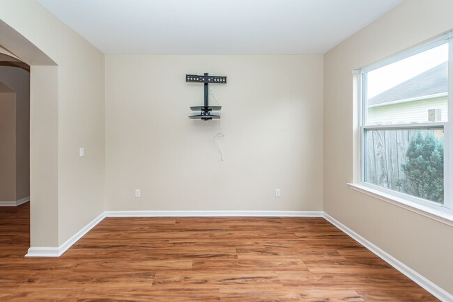 Building Photo - 4 Bedroom 2.5 Bath Home in Felder Creek - ...