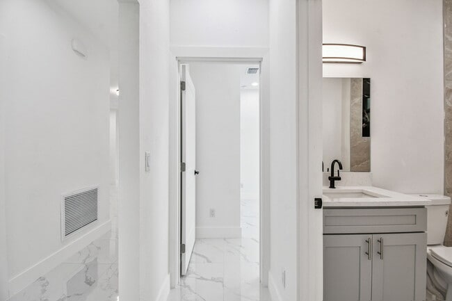 Building Photo - 1403 W 9th St