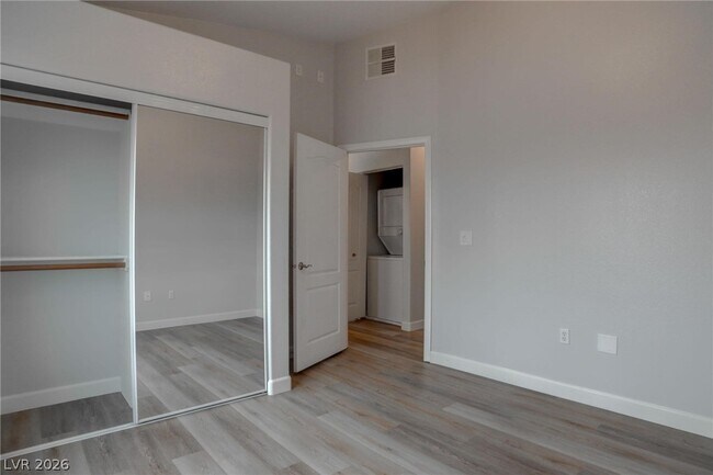 Building Photo - 2305 W Horizon Ridge Pkwy