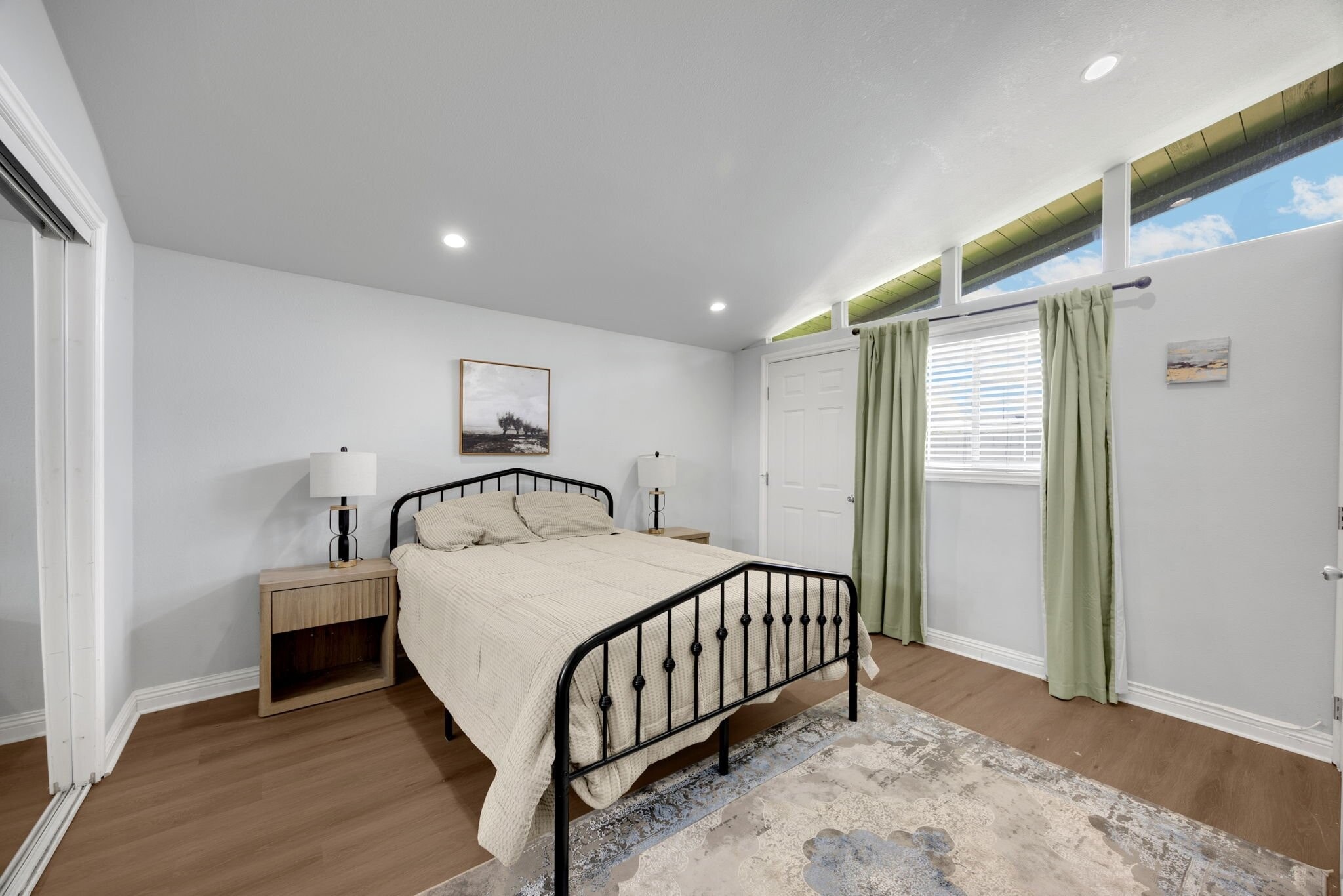 Building Photo - 1048 N Hermosa Dr