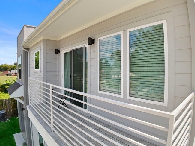 Building Photo - 851 Prosper St