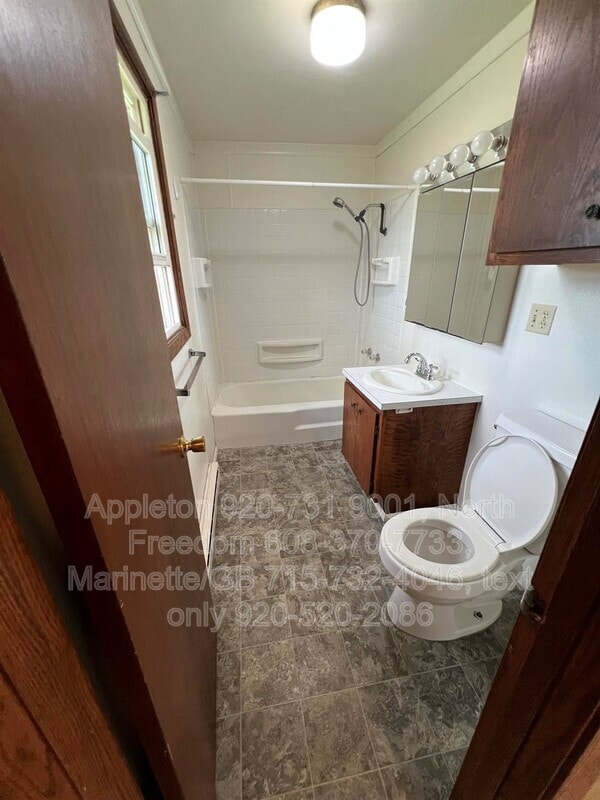 Building Photo - 664 N State St