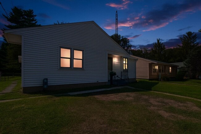 Building Photo - Charming 3- Bedroom Home in Newark