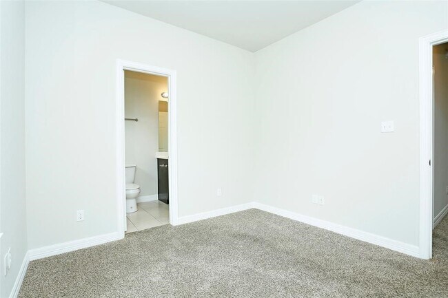 Building Photo - 990 Grenshaw St