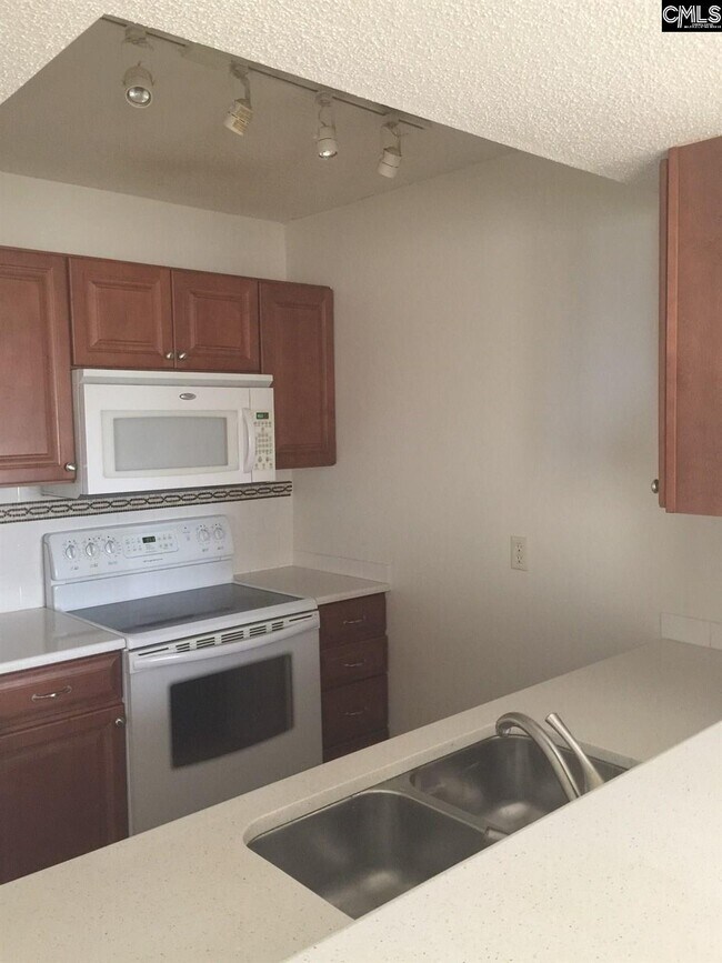 Building Photo - 1600 Park Cir