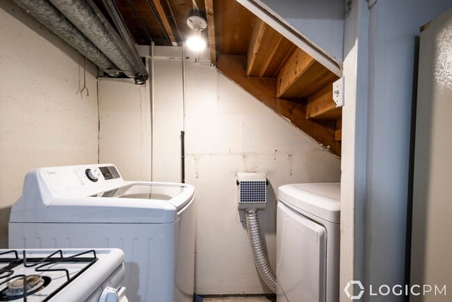 Building Photo - Stunning Single Family Home In Excellent L...