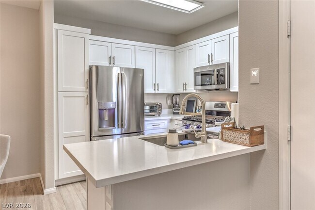 Building Photo - 855 N Stephanie St