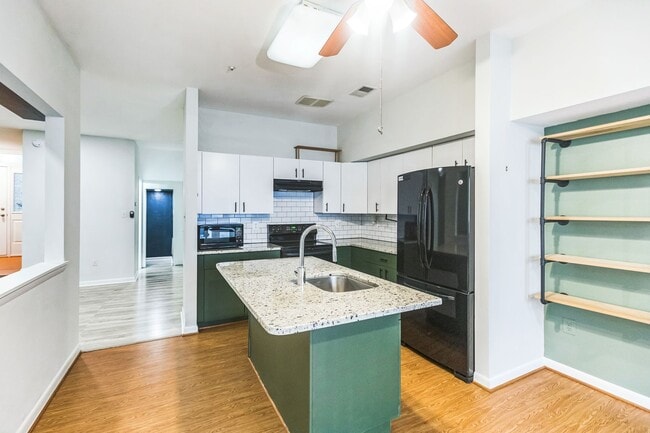 Building Photo - Bright & Spacious 3BR Townhome with Garage...