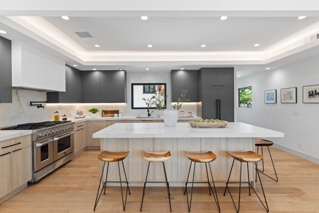 Building Photo - 810 W California Way