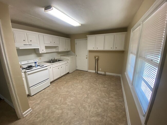 Building Photo - **AVAILABLE NOW** 3 Bedroom / 1 Bathroom H...