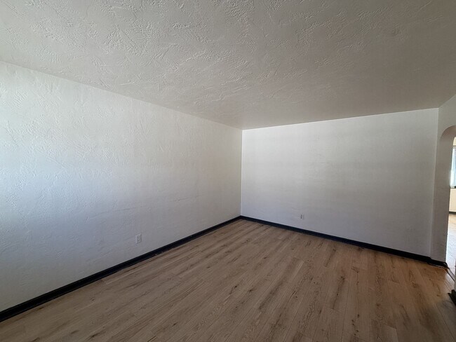 Building Photo - Newly remodeled one bedroom apartment