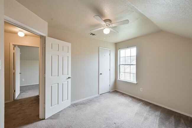 Building Photo - 404 Kings Way Dr