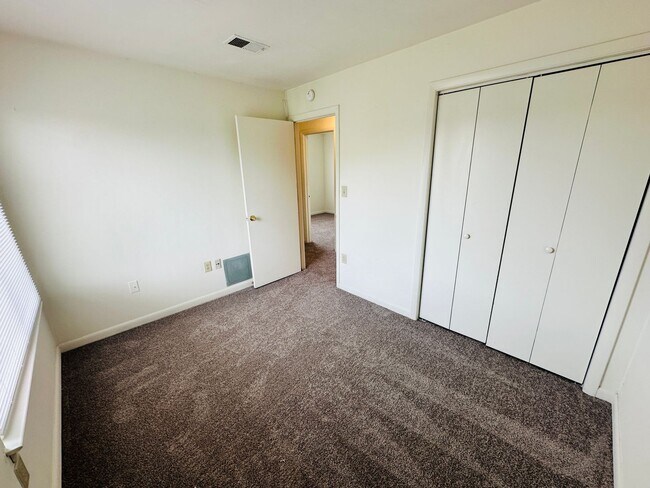 Building Photo - 1205L University Terrace