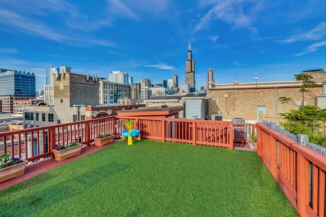 Building Photo - 913 W Van Buren St