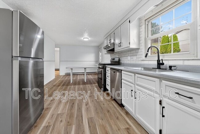 Building Photo - 1121 Eastwood Dr