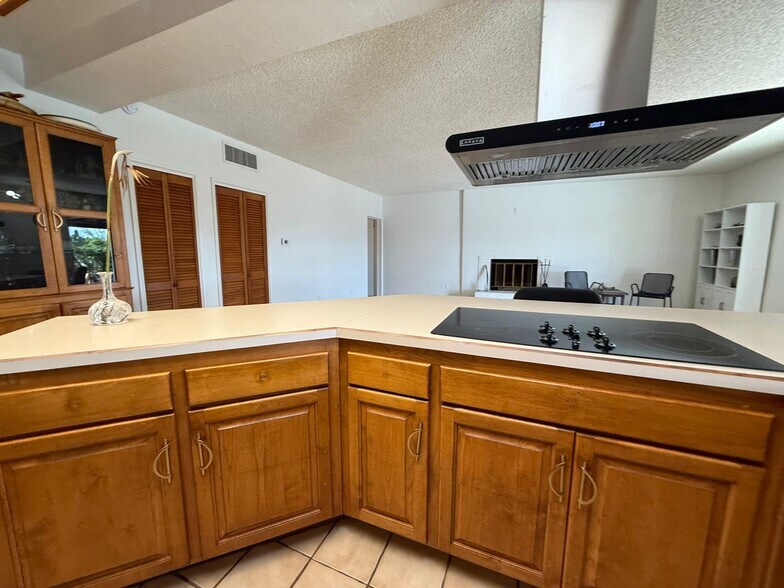 Building Photo - 1402 E Big Rock Rd