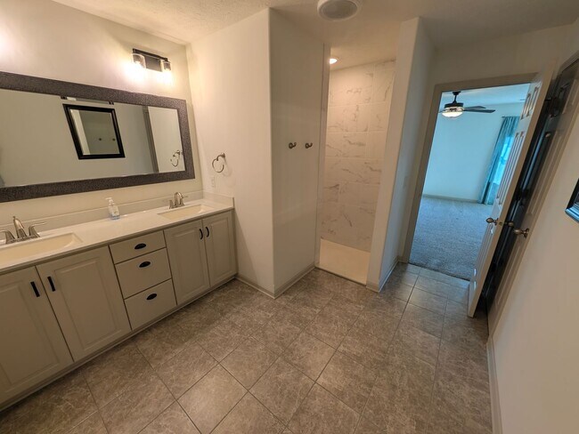 Building Photo - 5011 Clearwater Dr